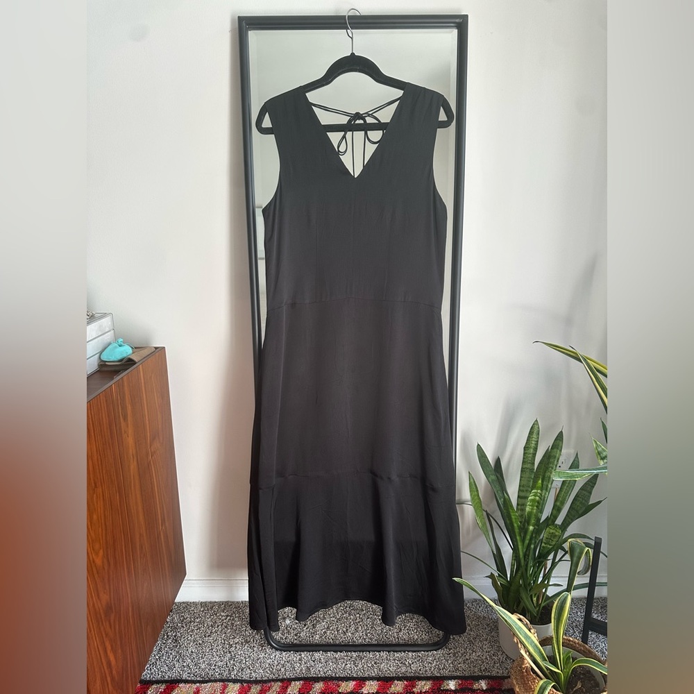 Everlane — The Satin V-Neck Maxi Dress — Small